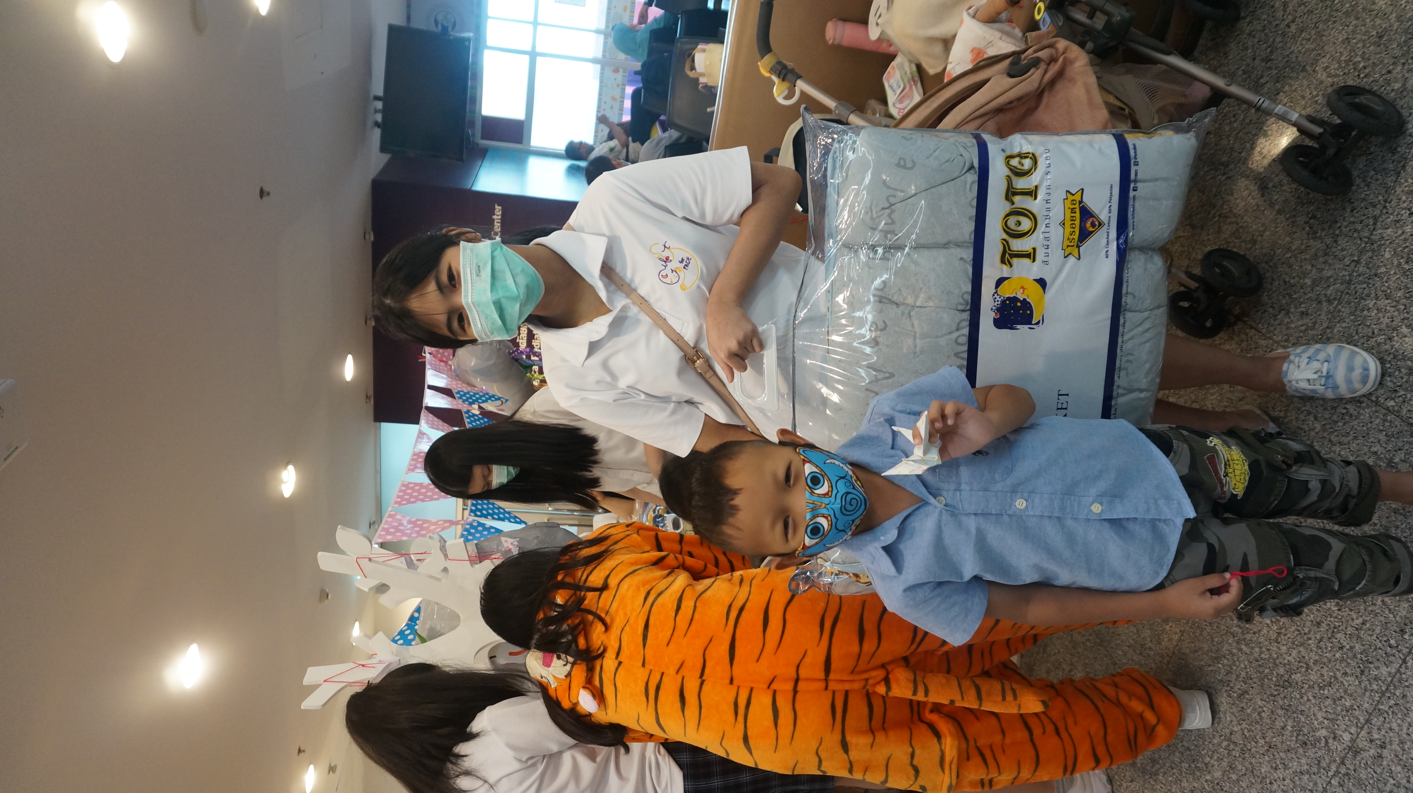 Funday Monday กิจกรรมสันทนาการระหว่างผู้ป่วยเด็กที่มารอรับการตรวจที่ศูนย์สมเด็จพระเทพรัตน​ฯ​ แก้ไขความพิการบนใบหน้าและศีรษะ โรงพยาบาลจุฬาลงกรณ์​ สภากาชาดไทย