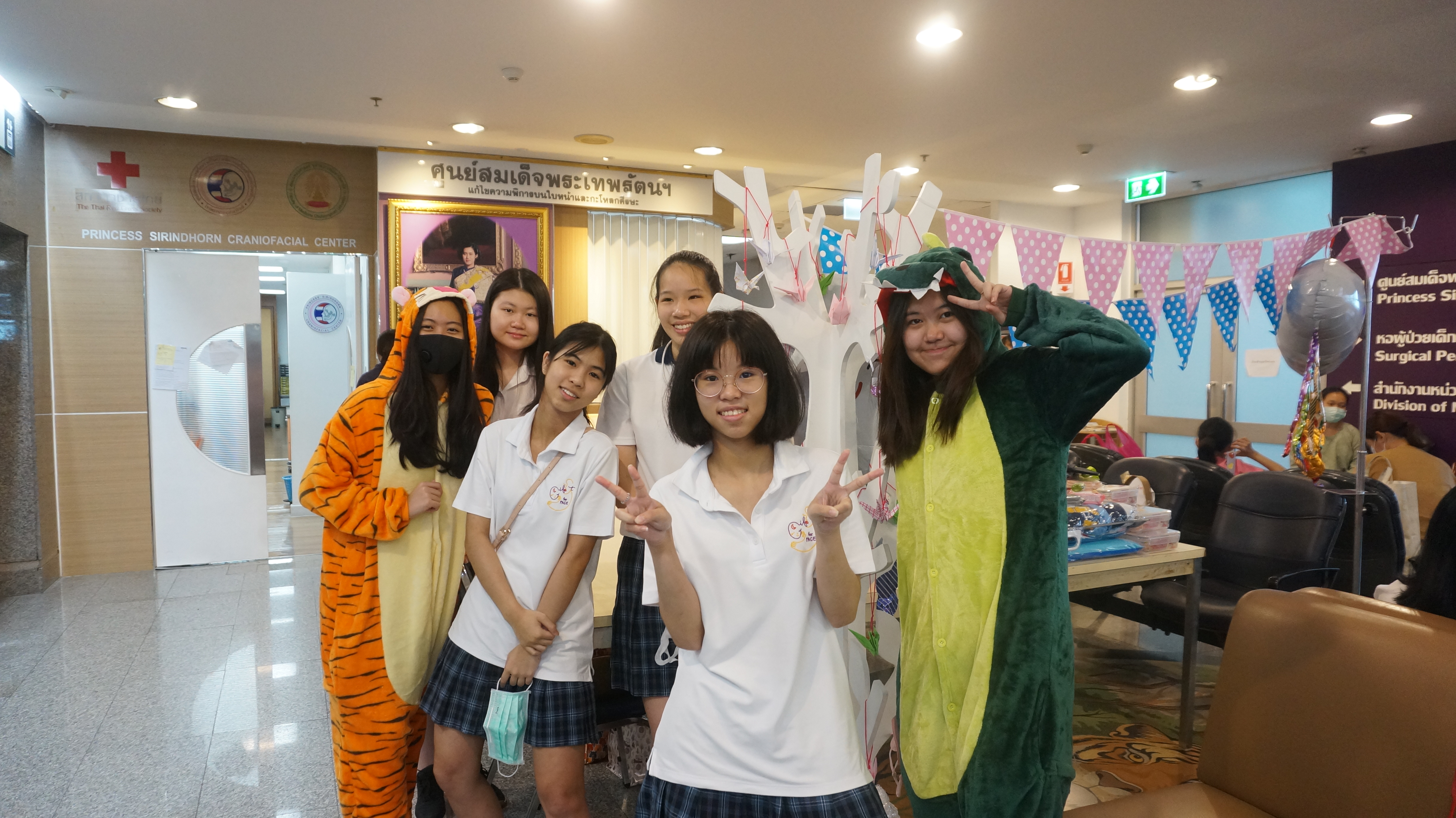 Funday Monday กิจกรรมสันทนาการระหว่างผู้ป่วยเด็กที่มารอรับการตรวจที่ศูนย์สมเด็จพระเทพรัตนฯ แก้ไขความพิการบนใบหน้าและศีรษะ โรงพยาบาลจุฬาลงกรณ์ สภากาชาดไทย.